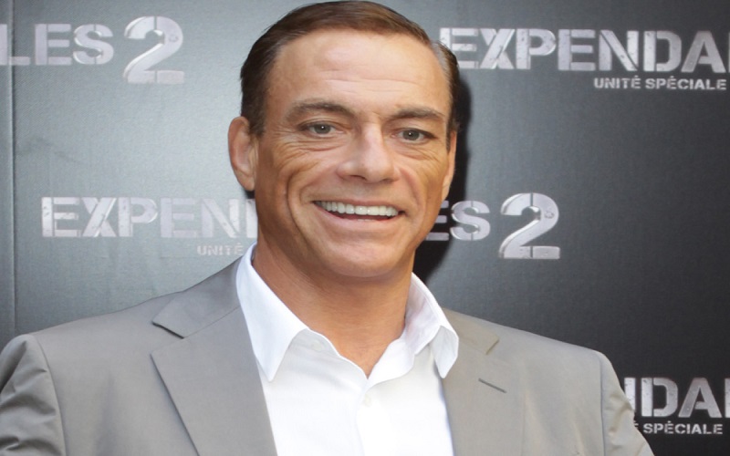 Jean-Claude Van Damme danse comme jamais dans le nouveau clip d’AaRON (vidéo)