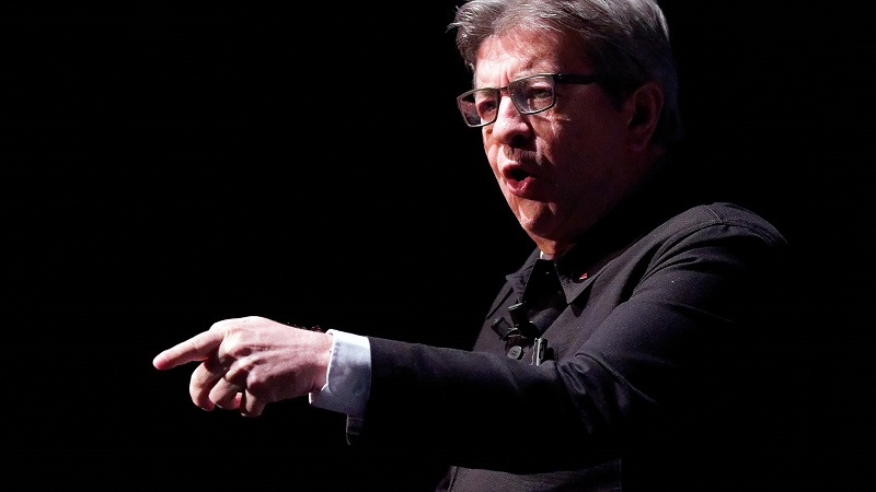 Jean-Luc Mélenchon : quand il imite la chanteuse Wejdene sur TikTok pour lancer un pic à Emmanuel Macron (vidéo)