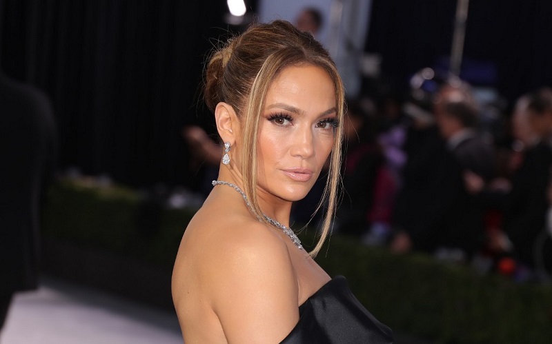 Jennifer Lopez en larmes : son puissant discours lors des E! People’s Choice Awards