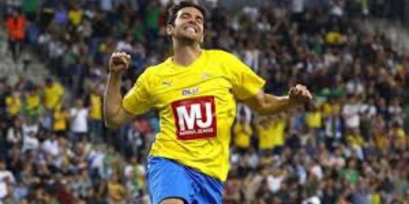 Kaka : en plein match, une arbitre lui décoche un carton jaune pour obtenir un selfie (vidéo)