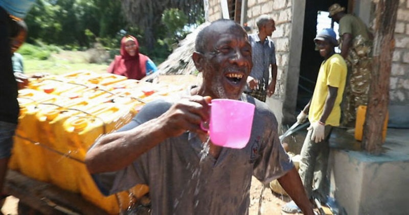 Kenya : de l’eau salée transformée en eau potable par une ONG, la technique utilisée