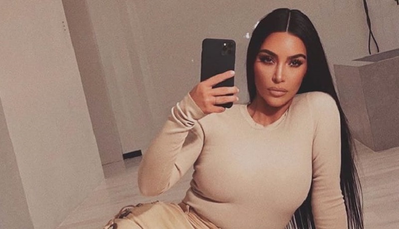 Kim Kardashian : la star s’affiche très sexy avec une robe à son effigie