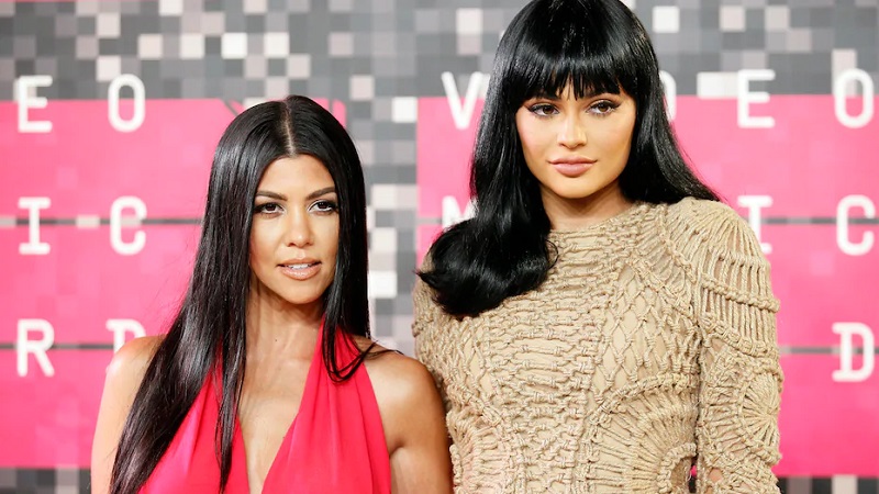 Kourtney Kardashian : quand la star donne des conseils parentaux à Kylie Jenner (vidéo)