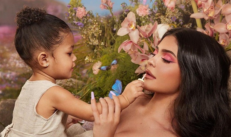 Kylie Jenner dévoile le premier jour d’école de sa fille Stormi, un détail choque les internautes