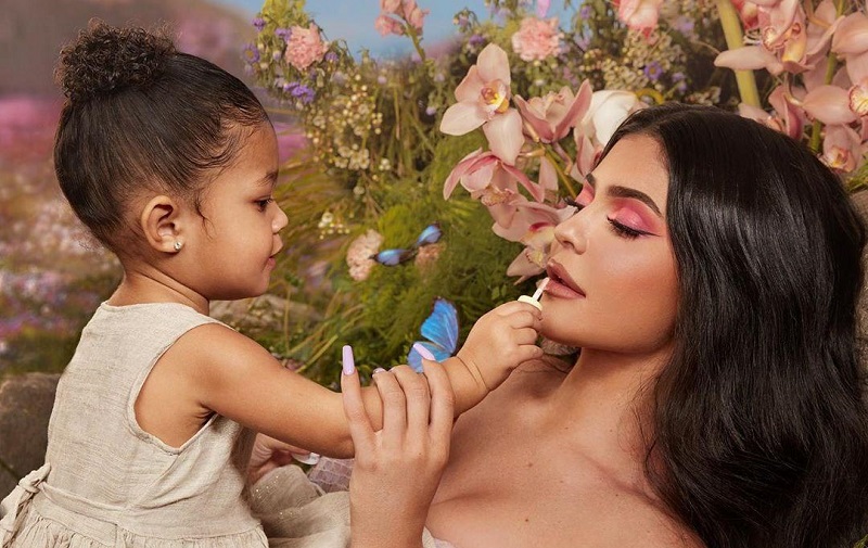 Kylie Jenner : sa fille Stormi s’affiche avec des chiens sur Instagram