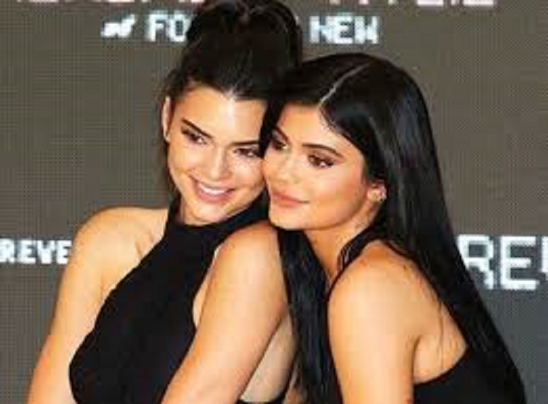 Kylie et Kendall Jenner accusées d’être des ambassadrices de « faux AirPods »