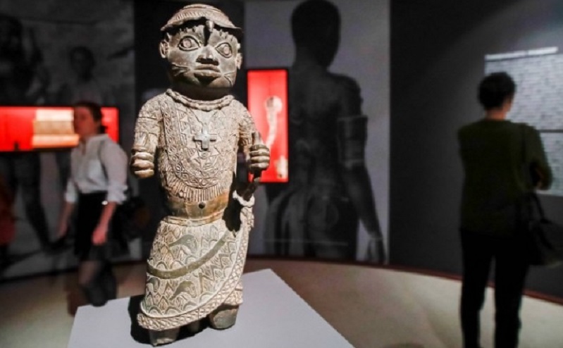 La France va commencer à rendre les objets d’art pillés en Afrique
