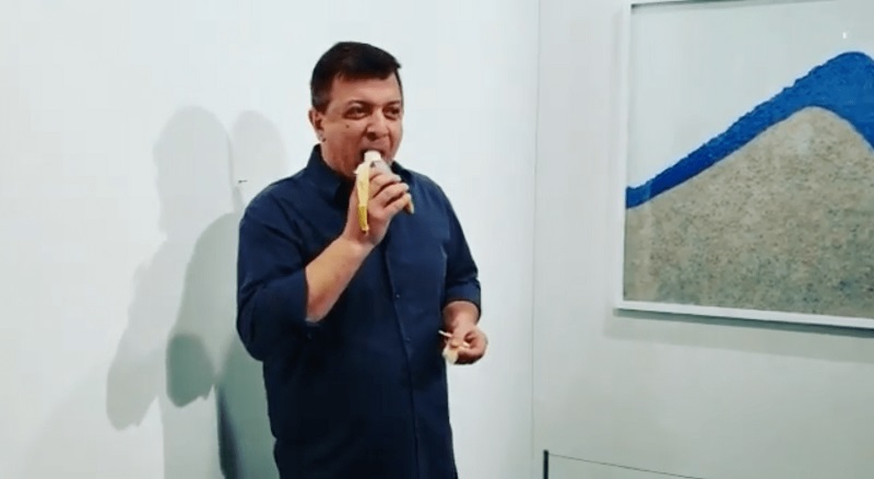La banane vendue à 88 millions FCFA mangée par un visiteur lors de l’exposition (vidéo)