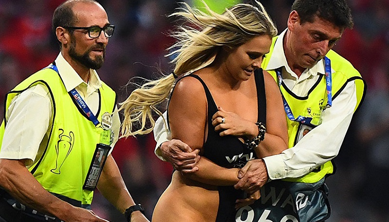 [Vidéo] La blonde qui a perturbé la Ligue des champions dévoile sa technique pour se déshabiller rapidement