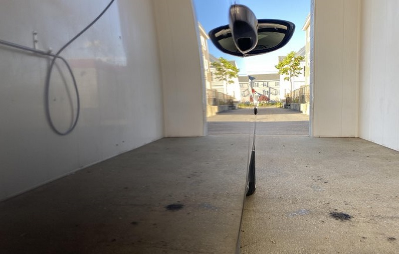 La brillance d’une voiture crée une illusion d’optique et la fait disparaître (photo)