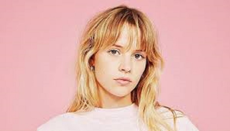 La chanteuse Angèle choquée par une caricature : « Je n’ai pas mérité ça… C’est abusé ! »