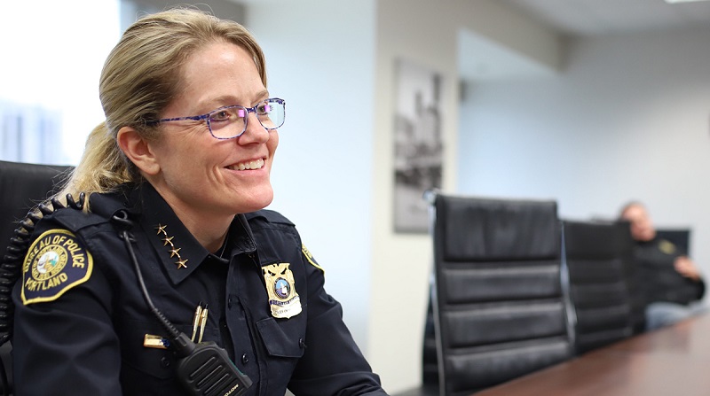 La cheffe de la police de Portland démissionne en faveur d’un Afro-américain 6 mois après sa prise de fonction