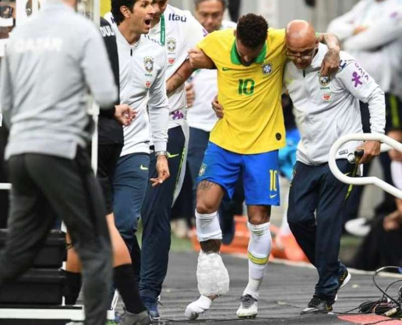La cheville droite de Neymar l’éloigne encore plus du Barça