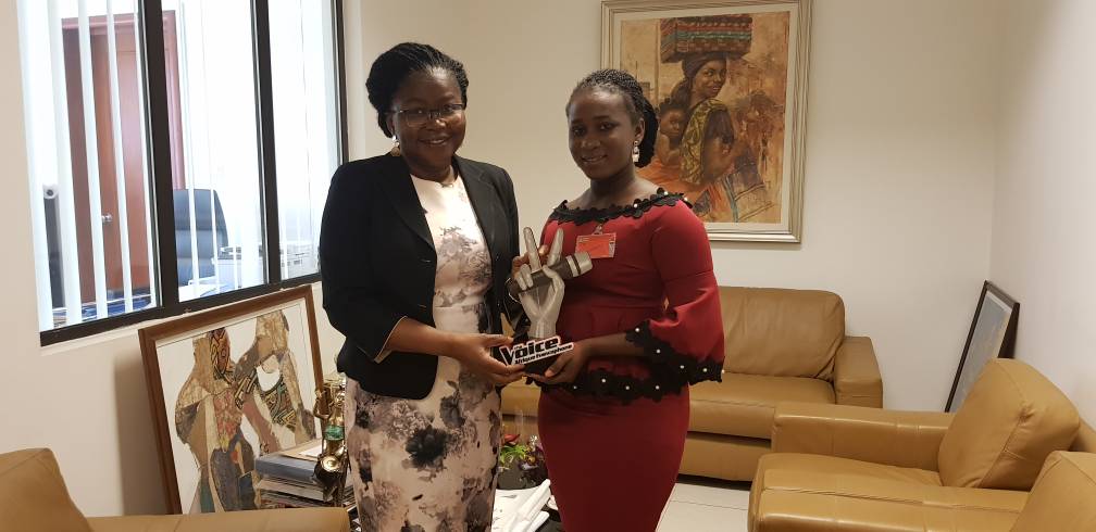 La lauréate du concours ‘The Voice Afrique Francophone’,Victoire Biaku, reçue par la ministre Victoire Tomegah-Dogbé