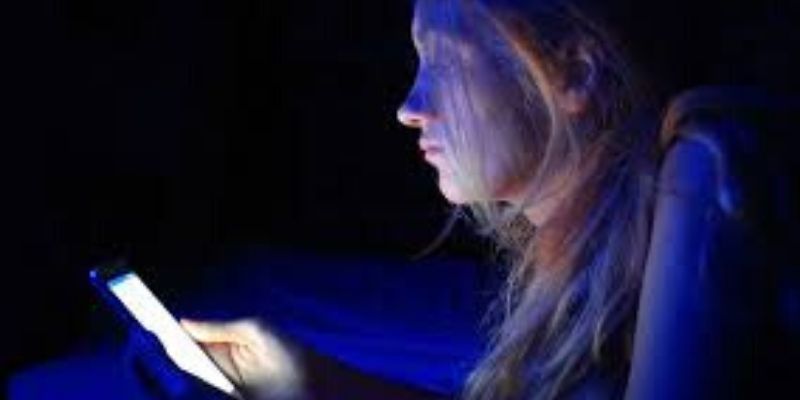La lumière bleue des smartphones et tablettes aurait aussi de bons côtés