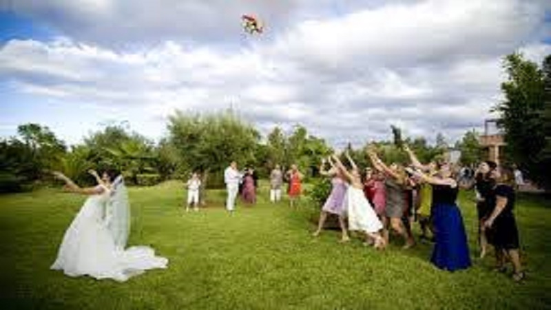La mariée lance le bouquet : une amie l’attrape mais son petit ami s’enfuit à toute vitesse (vidéo)
