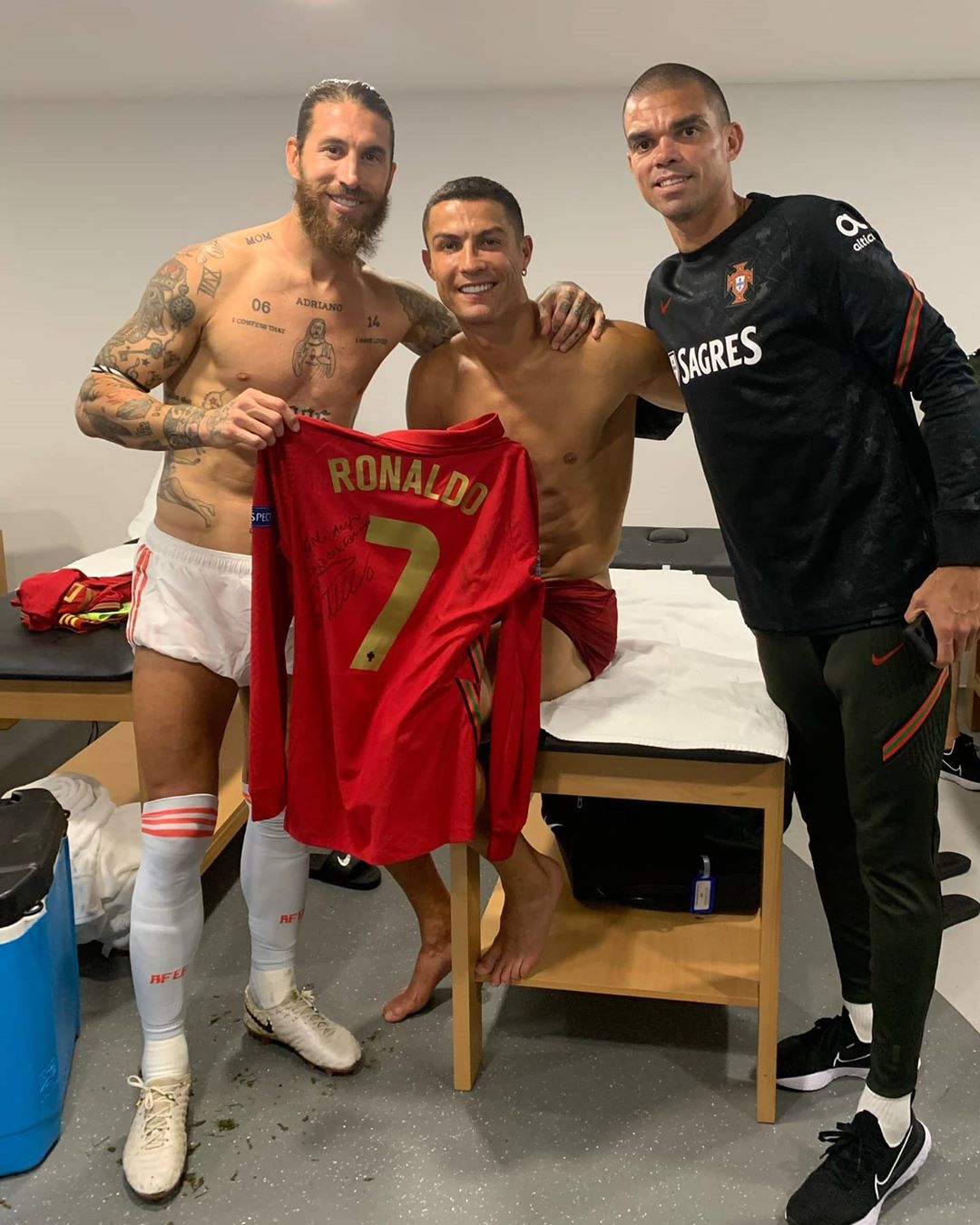 « Heureux de vous revoir » : la belle photo de famille de Cristiano Ronaldo, Sergio Ramos et Pepe