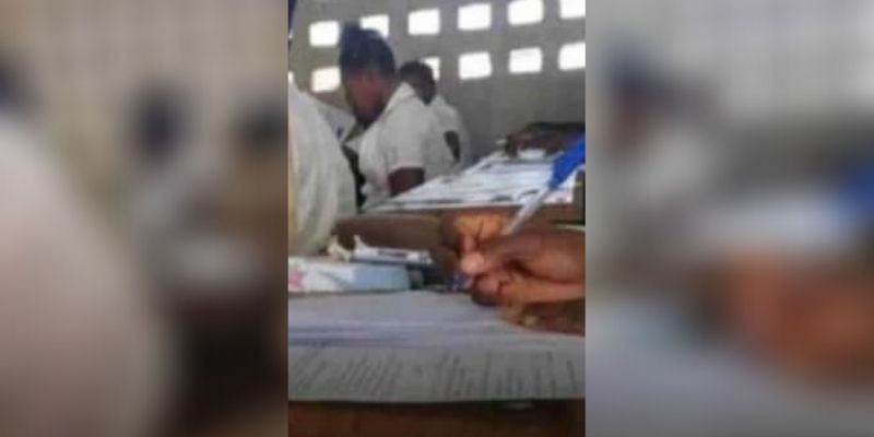 La technique d’un élève trichant à un examen fait marrer les internautes (photo)