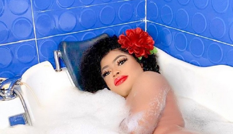 La transgenre la plus populaire du Nigeria, Bobrisky, chauffe la toile avec 2 clichés sensuels