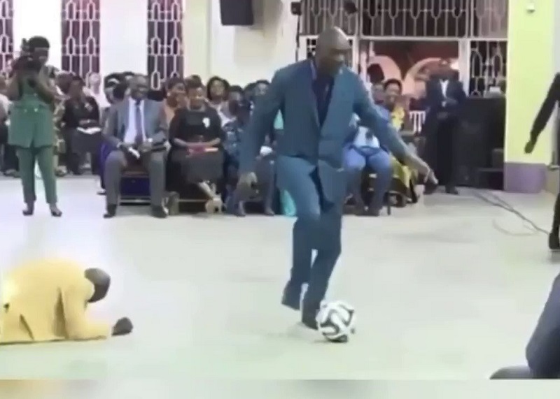 La vidéo d’un pasteur en pleine délivrance à partir de dribbles de football indigne la toile
