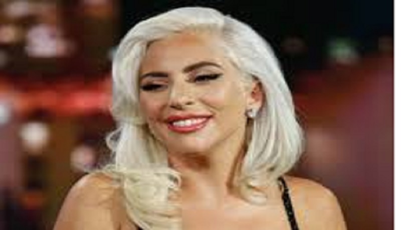 Lady Gaga s’affiche sans pantalon en pleine rue (photos)