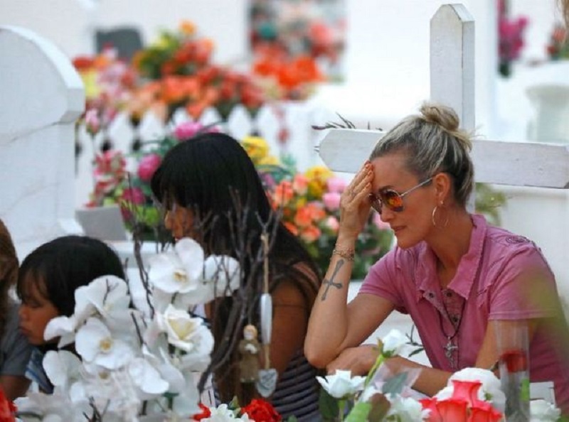 Laeticia Hallyday obligée de déplacer la tombe de son défunt époux Johnny, les raisons