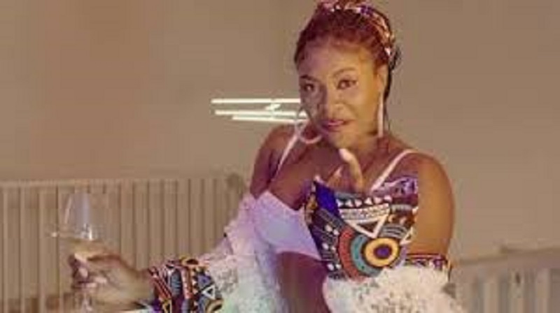 Togo : Lanj, l’ex-protégée d’Omar B virée de son service pour son clip osé ?