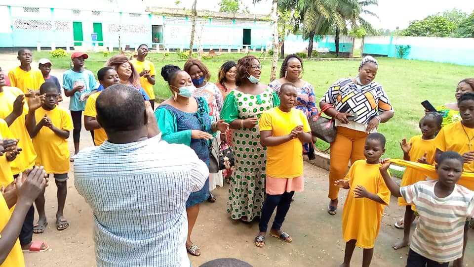 L’association Comptoir des Rondes du Togo soutient l’orphelinat d’Adétikopé