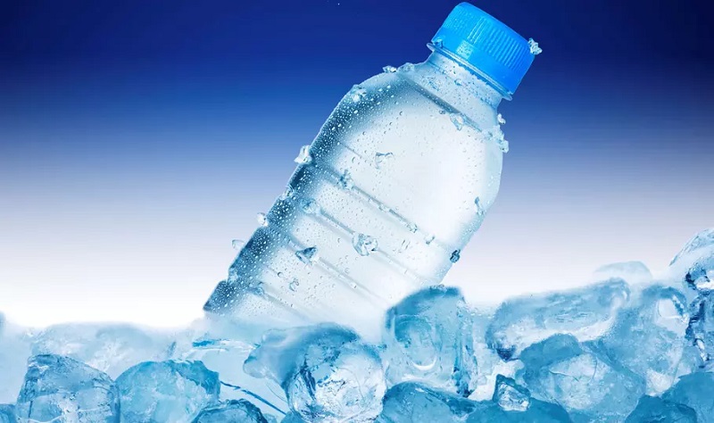 L’astuce infaillible pour rafraîchir une bouteille d’eau rapidement sans frigo