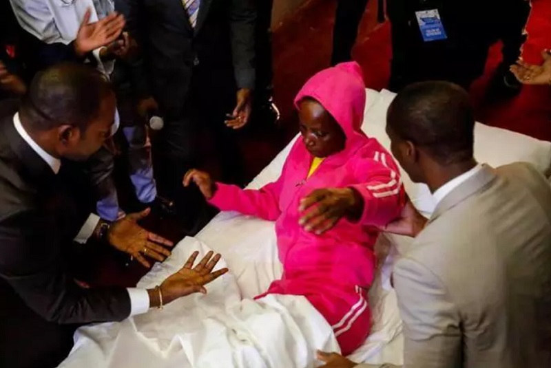 Le Pasteur Alph Lukau revient en force et opère un nouveau miracle
