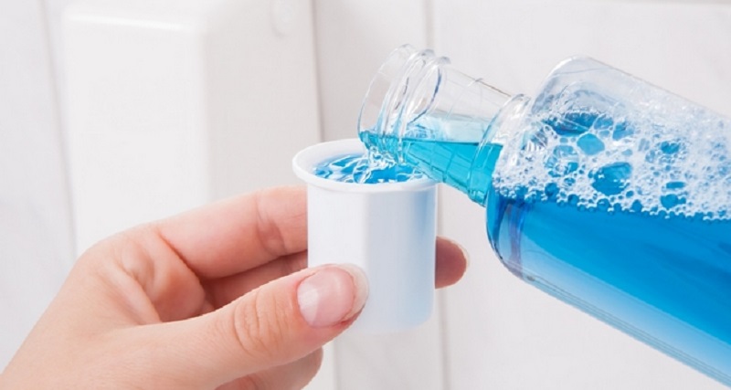 Le bain de bouche, un bouclier contre le coronavirus ?
