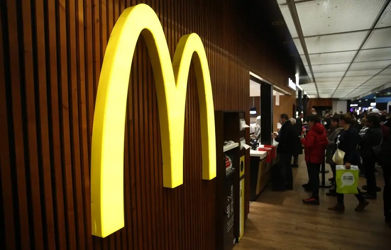 Belgique : une famille se rend au drive d’un McDonald’s à bord d’une voiture en carton