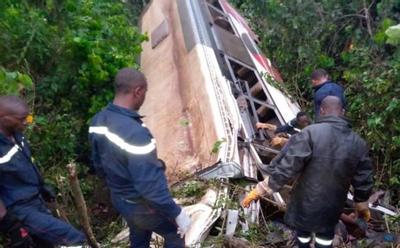 Cameroun : un bus finit dans un ravin, plus de 35 morts dont 3 bébés (photos)