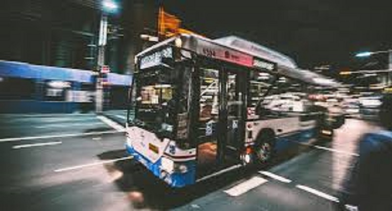 Le chauffeur d’un bus s’évanouit, les passagers sautent en pleine marche (vidéo)