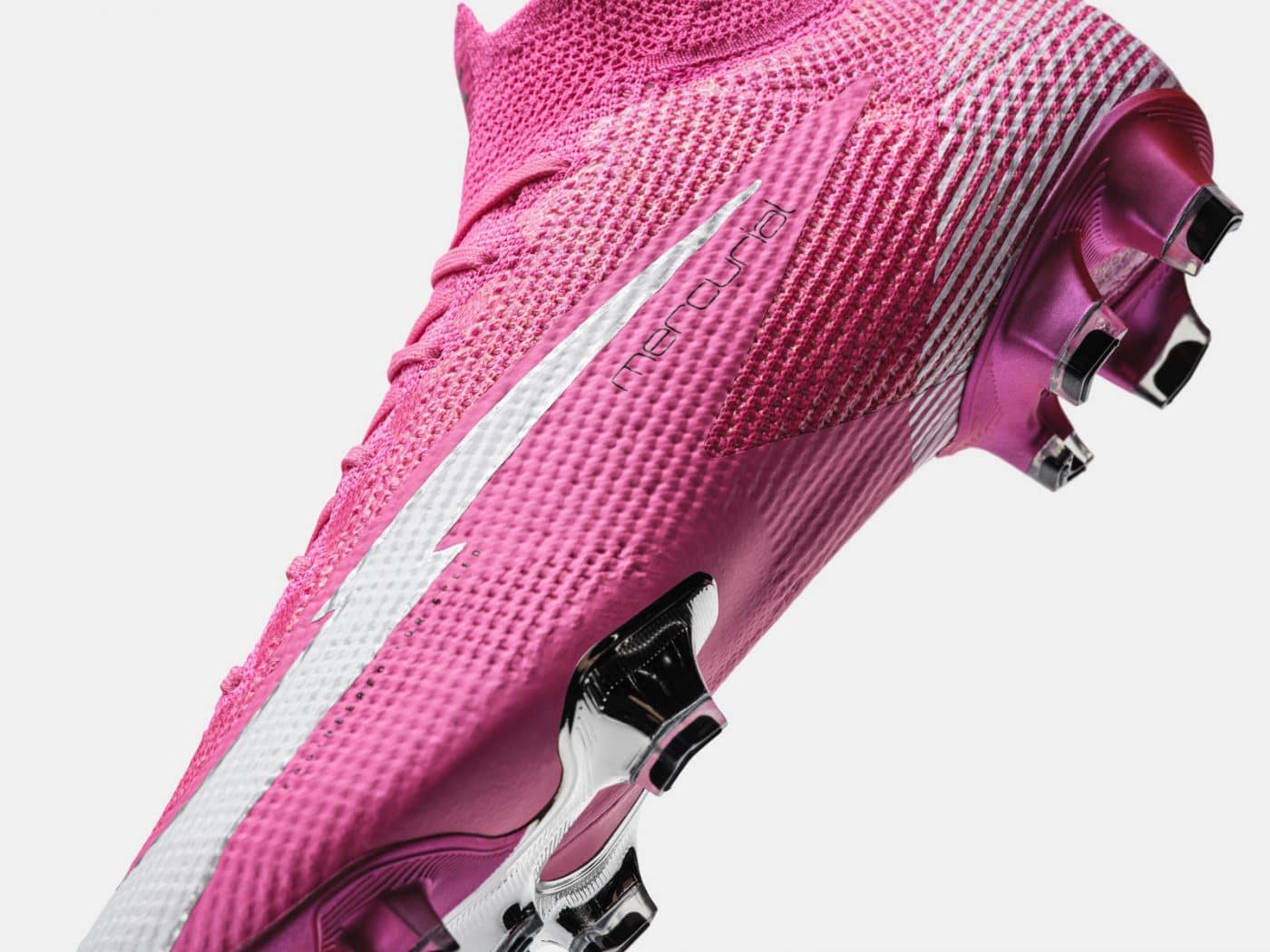 [Photos] Les nouveaux crampons de Kylian Mbappé, un truc de fou !