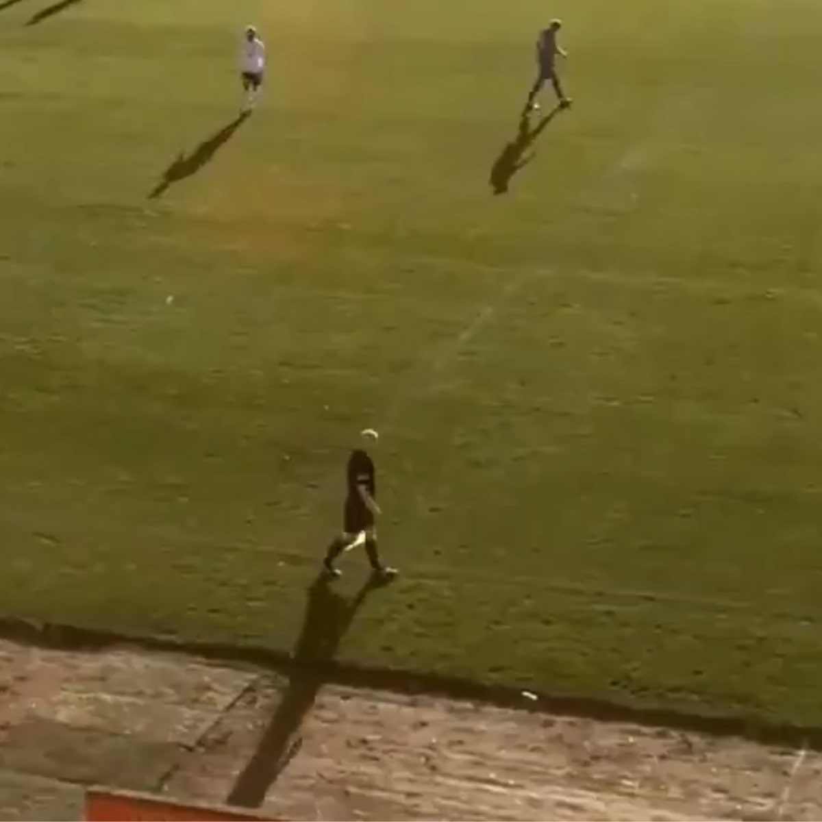 Foot : Quand la caméra intelligente prend le crâne de l’arbitre de touche pour un ballon (photo)