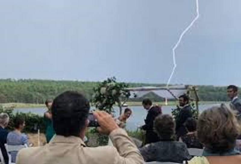 Le marié fait de l’ironie, mère Nature réplique avec fracas