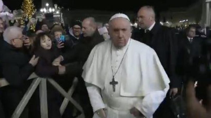 Le pape François perd son calme devant le geste brusque d’une fidèle (Vidéo)