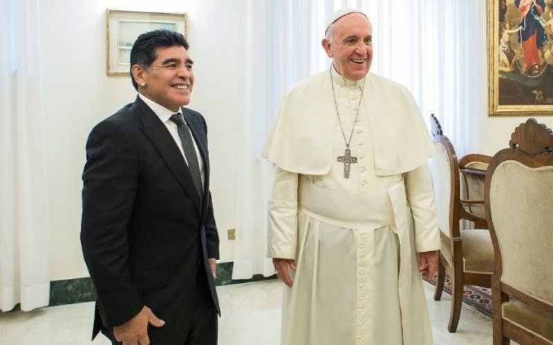 Le pape François rend hommage à Diego Maradona