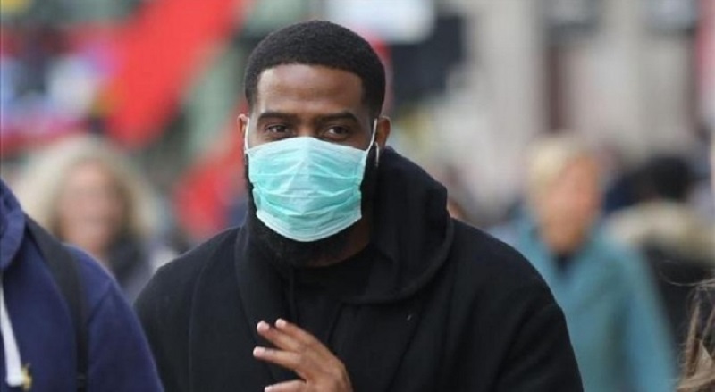 Voici pourquoi certains infidèles adorent porter un masque de protection