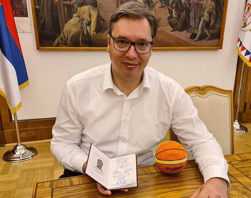 Le président serbe Aleksandar Vucic passe ses diplômes pour devenir entraîneur de basket-ball