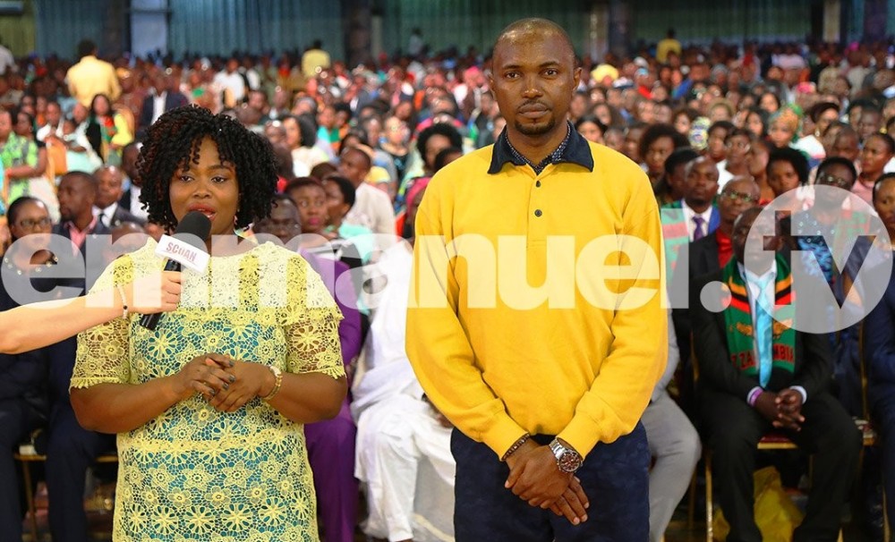 Le prophète TB Joshua « chasse en direct » l’esprit de bisexualisme d’une femme (photos)