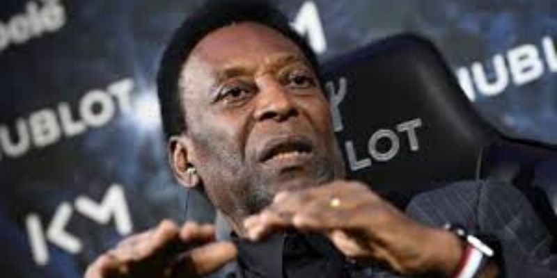Le roi Pelé nie avoir été déprimé et gêné de quitter sa maison à cause de sa santé