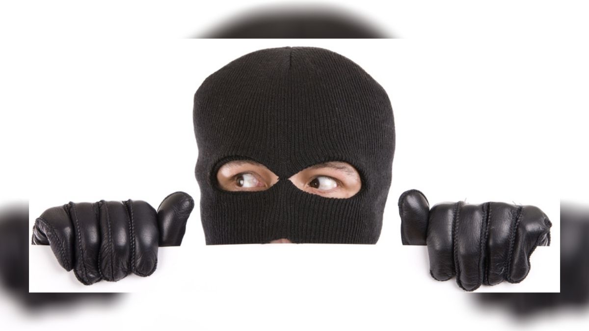 Le voleur se cache dans le centre commercial et attend la fermeture pour faire une razzia