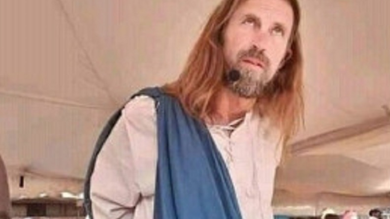 Le ‘sosie’ de Jésus dément les rumeurs sur sa mort et s’affiche sur une caravane de Daniel Kolenda