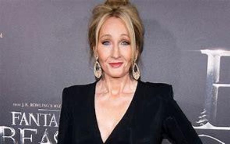 L’écrivaine JK Rowling rend un prix après plusieurs critiques