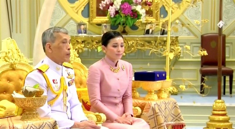 L’épouse du roi de Thaïlande « bousculée » : un étudiant risque la prison à vie