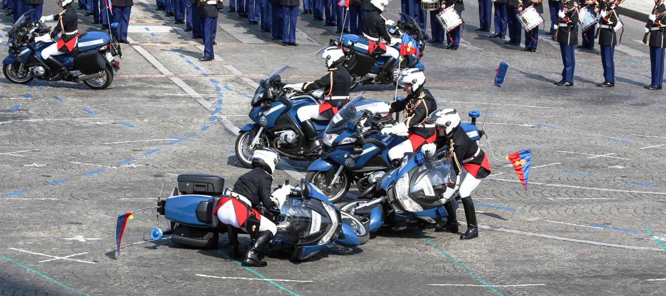 Les à-côtés de la célébration du 14 juillet en France : le Net semble savoir pourquoi les deux motards se sont heurtés devant le Président Macron