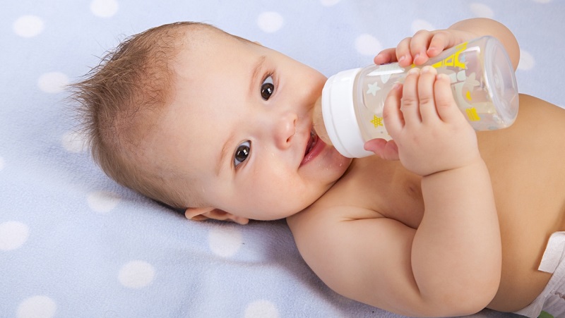 Les bébés ingèrent des microplastiques en grande quantité à cause des biberons