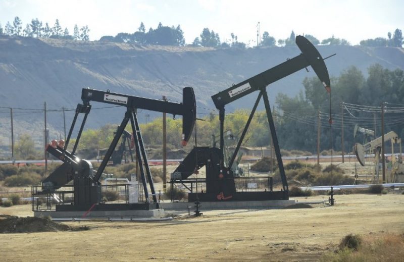 Les cours du pétrole s’effondrent ; l’économie mondiale en panique